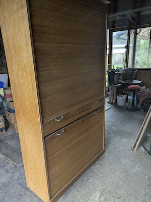 Alter Büroschrank mit Rollladen
