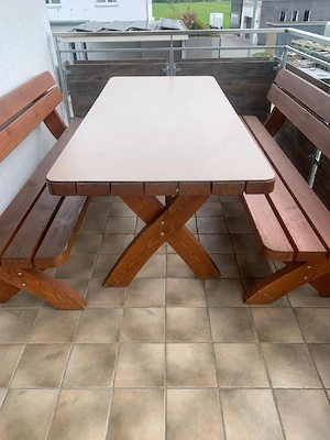 Außentisch und Bänke