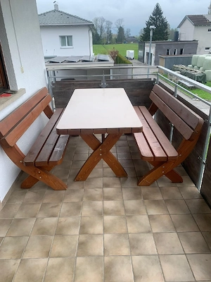 Außentisch und Bänke Bild 2