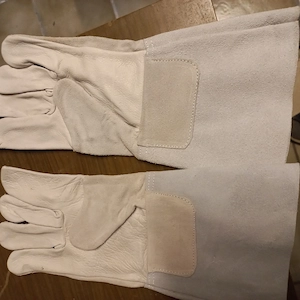 Lederhandschuhe zum Schutz beim Grillen