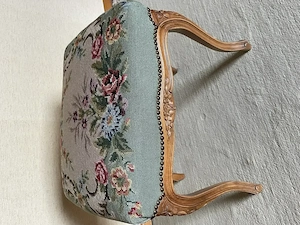 Hocker mit schönem Holzgestell und gestickter Sitzfläche