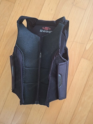 Verkaufe Reitset für Kindet (Reithelm, Panzer, Gamaschen, Handschuhe)  Bild 5