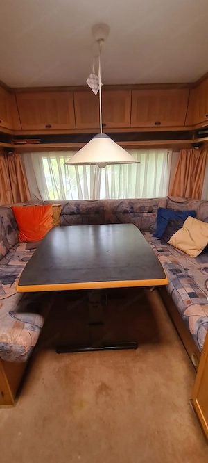 Wohnwagen mit Vorzelt Bild 5