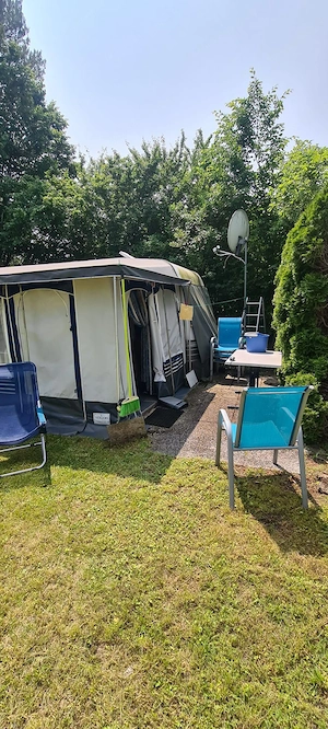Wohnwagen mit Vorzelt Bild 2