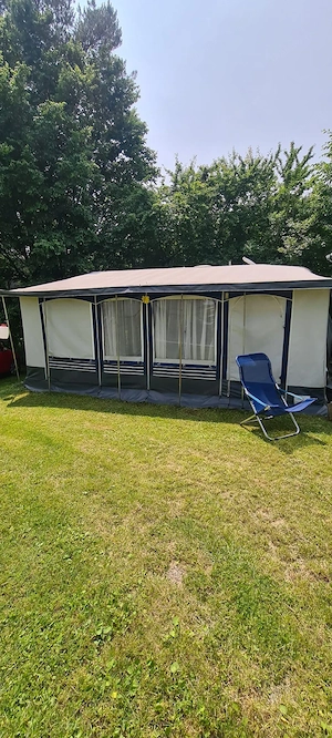 Wohnwagen mit Vorzelt