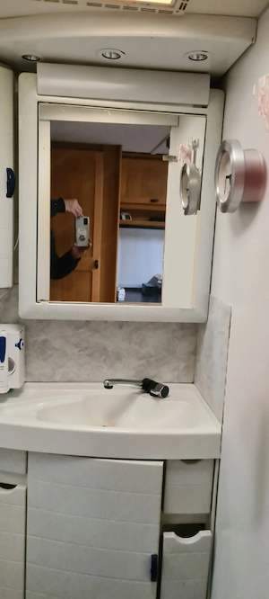 Wohnwagen mit Vorzelt Bild 7