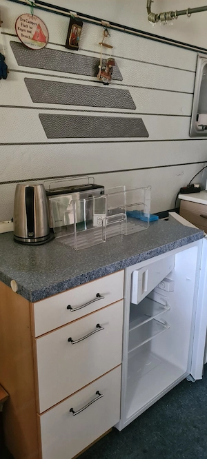 Wohnwagen mit Vorzelt Bild 3