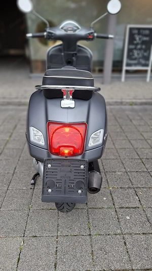 Vespa Piaggio 300 GTS Bild 2