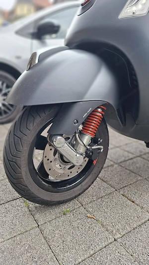 Vespa Piaggio 300 GTS Bild 4
