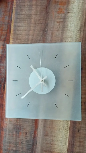 Wanduhr mit Sekundenzeiger