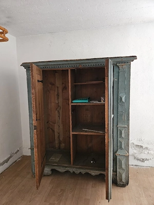 Sehr alter Schrank Bild 2