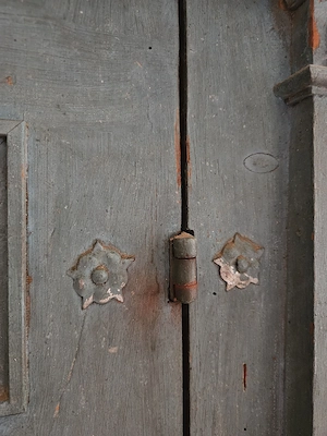 Sehr alter Schrank Bild 3