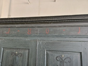 Alter Schrank mit Malerei Bild 4