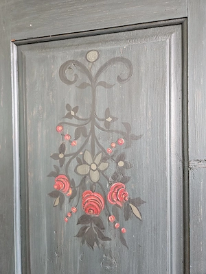 Alter Schrank mit Malerei Bild 3