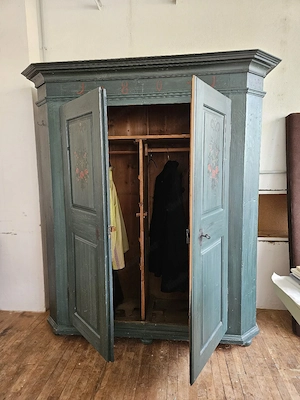 Alter Schrank mit Malerei Bild 2