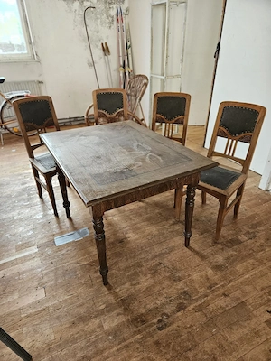 Tisch mit 4 Stühle 