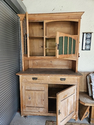 Alte Kredenz Bild 2