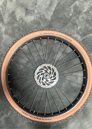 Cube Vorderrad Shimano Nabe, Schwalbe Reifen