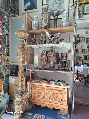 Vasen und diverse Figuren