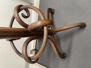 Garderobenständer aus Holz Bild 3