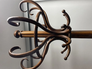 Garderobenständer aus Holz Bild 2