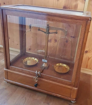 Apotheker-Waage mit Gewichten Bild 2