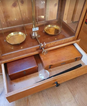 Apotheker-Waage mit Gewichten Bild 3