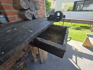 Alte Werkbank mit Schraubstock ohne Deko Bild 4