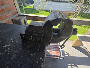 Alte Werkbank mit Schraubstock ohne Deko Bild 5