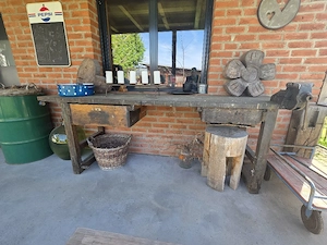 Alte Werkbank mit Schraubstock ohne Deko