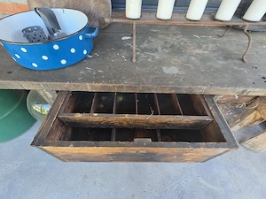 Alte Werkbank mit Schraubstock ohne Deko Bild 3