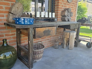 Alte Werkbank mit Schraubstock ohne Deko Bild 2