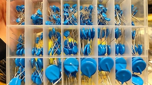 Varistoren Set    24 Werte   neu & sortiert in Box Bild 2