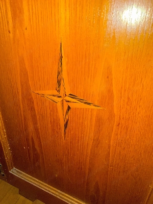 Schöner Vollholz Schrank - Geschnitzt - Glastür - Einlegearbeiten Bild 2