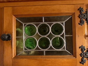 Schöner Vollholz Schrank - Geschnitzt - Glastür - Einlegearbeiten Bild 4