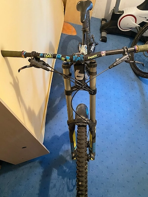 Downhillbike Bild 4