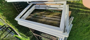 Türe und Fenster von altem Gartenhaus Bild 2