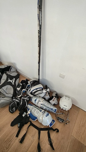 Eishockeyausrüstung Schuhe Gr. 44 2xSchläger Linkshänder Bild 3