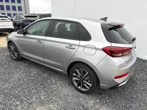 Hyundai i30 STYLE EDITION SHZ NAVI ALU LED RFK PDC 1.5 MPI ... Bild 4