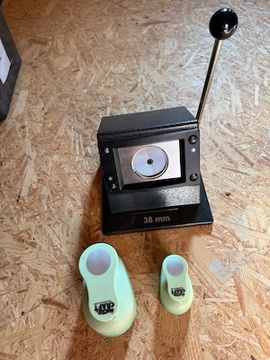 Buttonmaschine mit Zubehör Bild 2