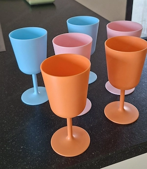 Weinbecher farbig, Plastik  Bild 2