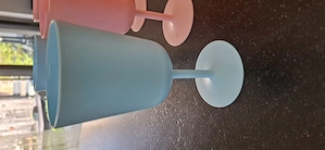 Weinbecher farbig, Plastik  Bild 3