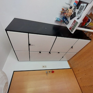Jugend-Kleiderschrank 3-teilig, fahrbare Leichtgarderobe, Jugendschreibtisch zu verschenken 