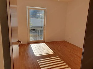 Ab 1 Juni 2026 verfügbar.  Zwei Zimmer Wohnung mit Lift und fixem Tiefgaragenplatz Bild 3