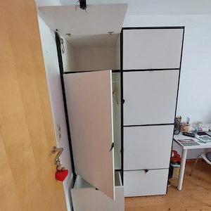 Jugend-Kleiderschrank 3-teilig, fahrbare Leichtgarderobe, Jugendschreibtisch zu verschenken  Bild 3