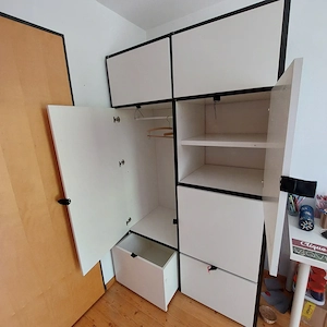 Jugend-Kleiderschrank 3-teilig, fahrbare Leichtgarderobe, Jugendschreibtisch zu verschenken  Bild 2