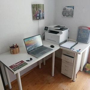 Jugend-Kleiderschrank 3-teilig, fahrbare Leichtgarderobe, Jugendschreibtisch zu verschenken  Bild 7