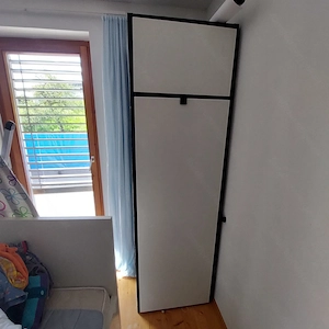 Jugend-Kleiderschrank 3-teilig, fahrbare Leichtgarderobe, Jugendschreibtisch zu verschenken  Bild 4
