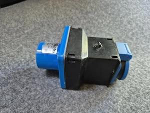 Festes Adapterstück CEE-Stecker auf Schutzkontakt-Steckdose mit Klappdeckel Bild 2