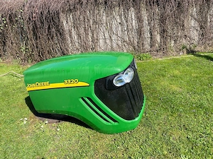 John Deere 3320 Motorhaube  Bild 2